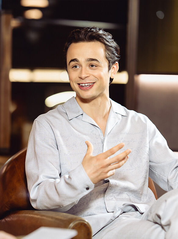 Stories: "DANS LES PAS DE" BEN AHLERS, WHERE GESTURE MEETS VOICE